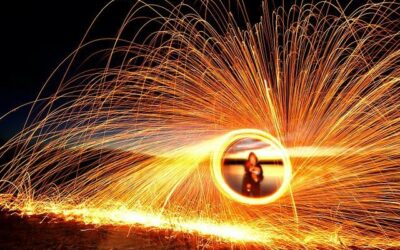 Feuer fängt mit Funken an